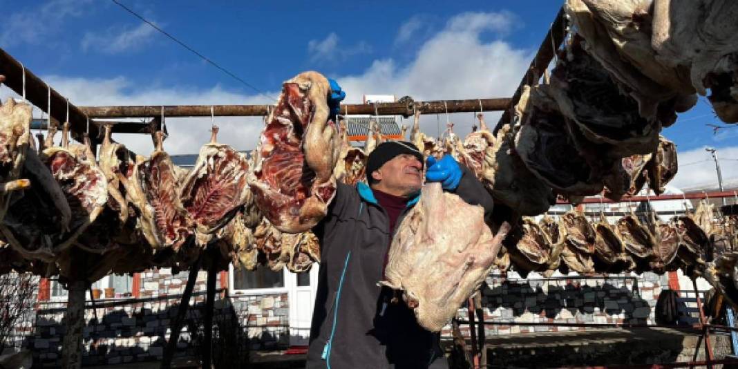 900 tanesini sıralıyor, kurusun diye açık havada bırakıyor! O yetiştiriyor talep patlıyor: Gurbetten sipariş yağıyor 1